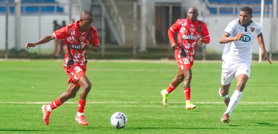 Kano Pillars player dribbling against Doma United Kano Pillars player dribbling against Doma United