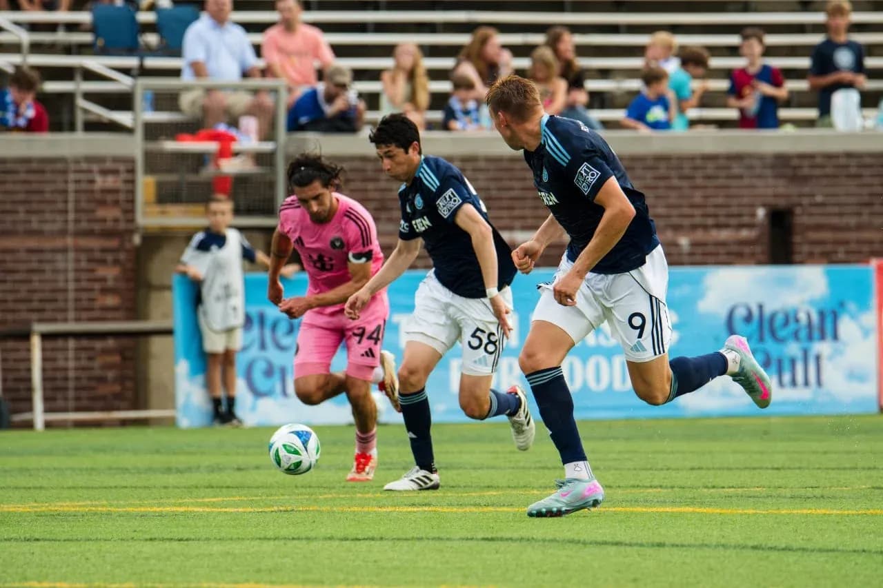 Chattanooga players competing for the ball Chattanooga players competing for the ball