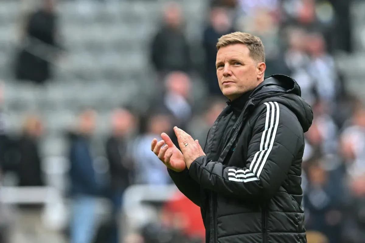 Manager clapping on the sidelines during match Manager clapping on the sidelines during match