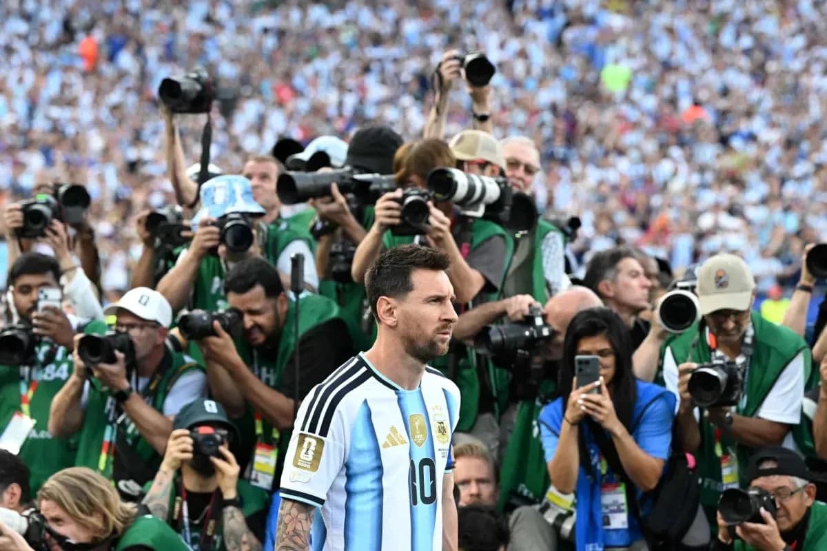 Lionel Messi surrounded by photographers during match Lionel Messi surrounded by photographers during match