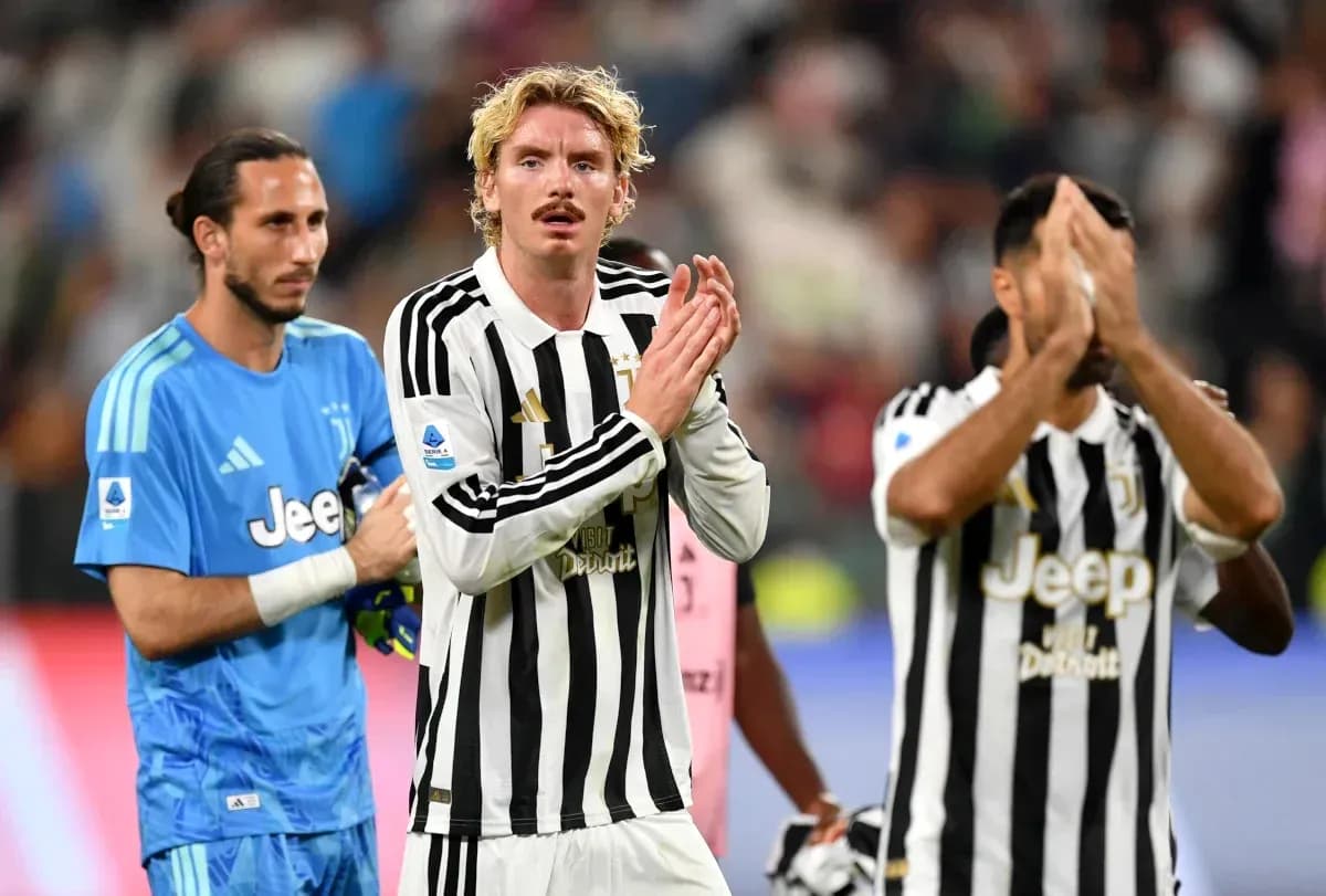 Juventus players applauding fans after the match Juventus players applauding fans after the match