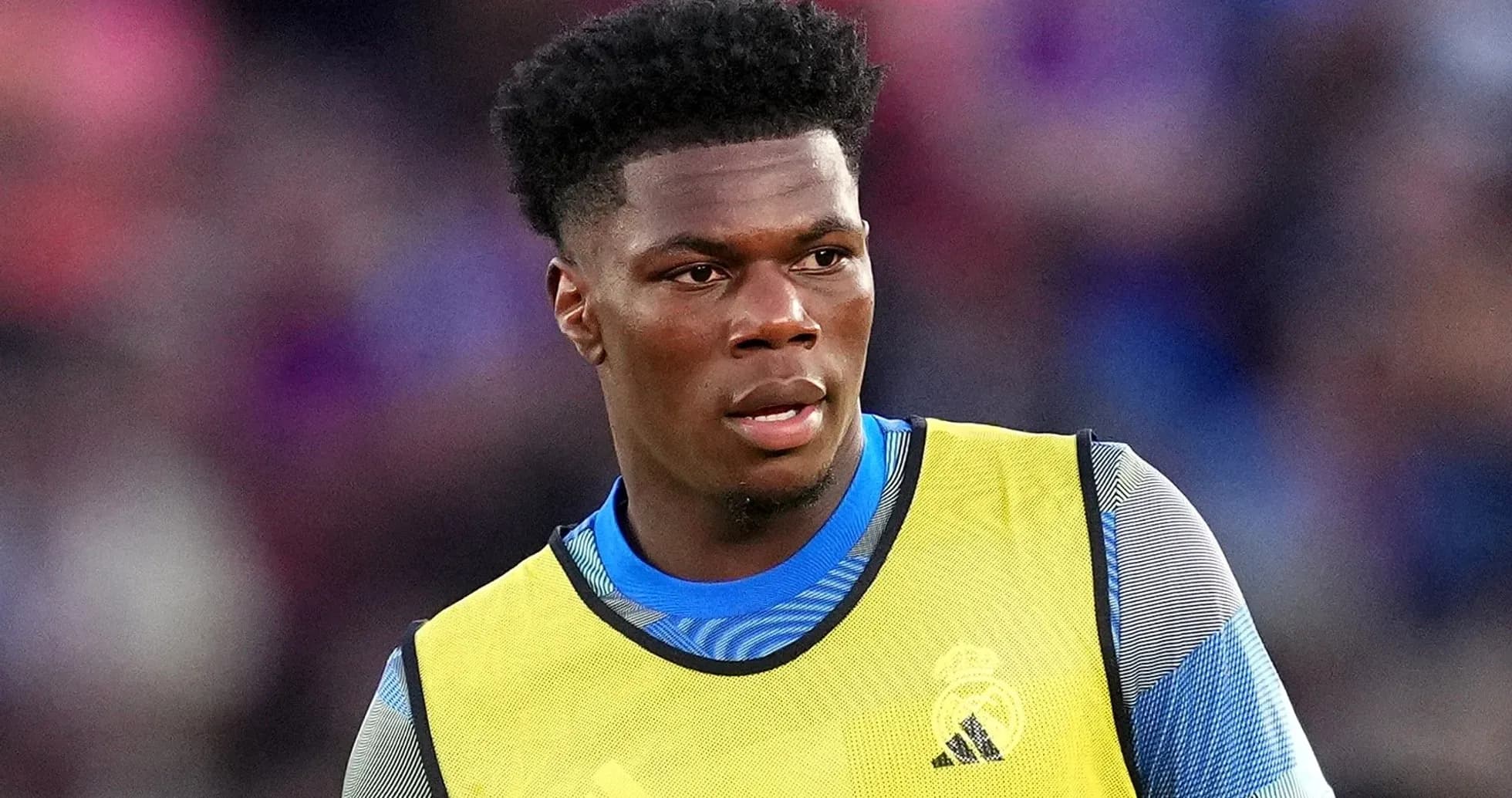 Player wearing training bib during warm-up session Player wearing training bib during warm-up session