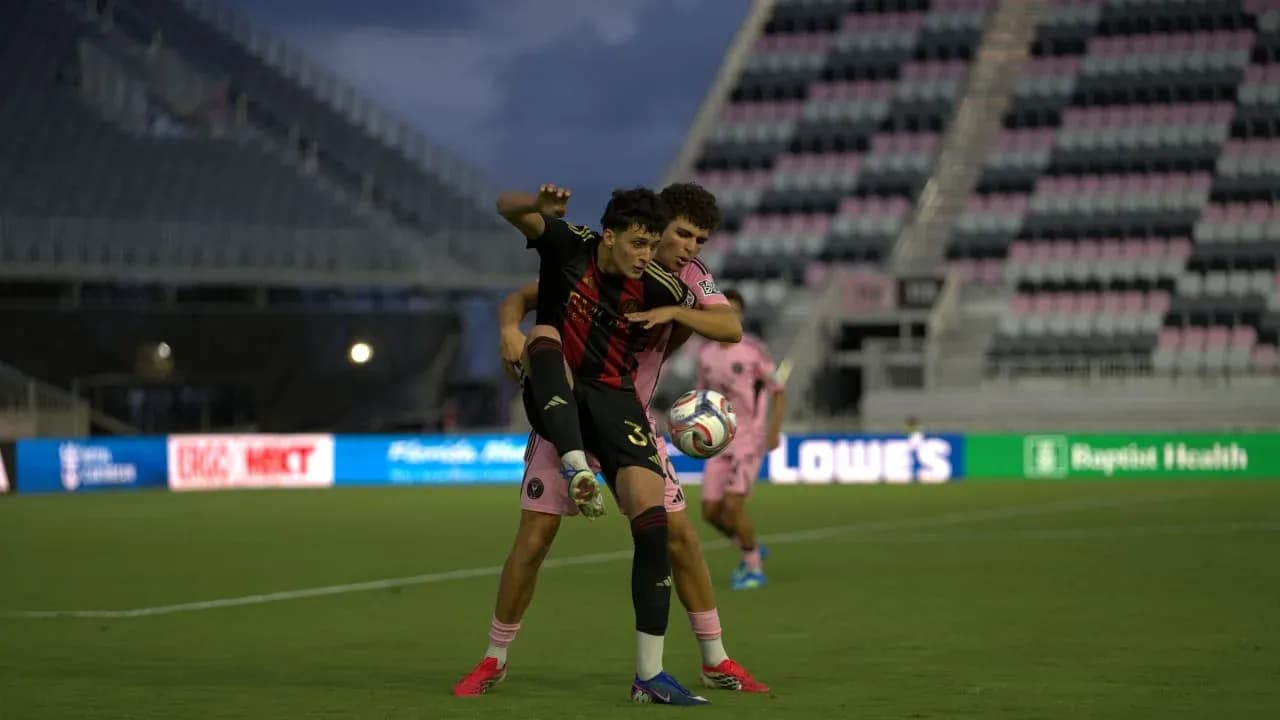 Players competing for the ball during match Players competing for the ball during match