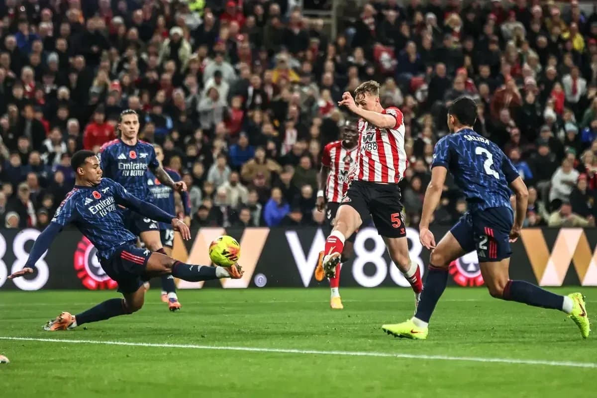 Sunderland player shooting during match against Arsenal Sunderland player shooting during match against Arsenal