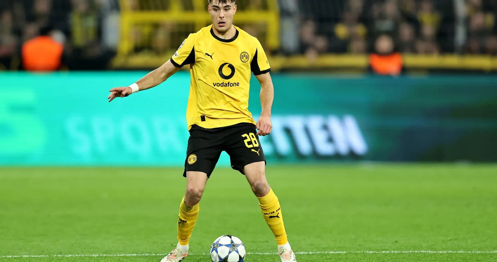 Borussia Dortmund player preparing to pass the ball Borussia Dortmund player preparing to pass the ball
