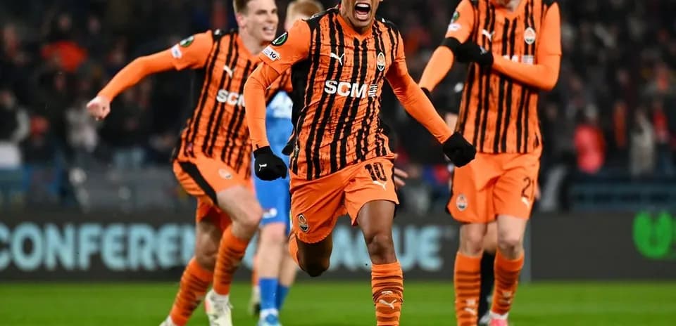 Shakhtar Donetsk players celebrating a goal Shakhtar Donetsk players celebrating a goal