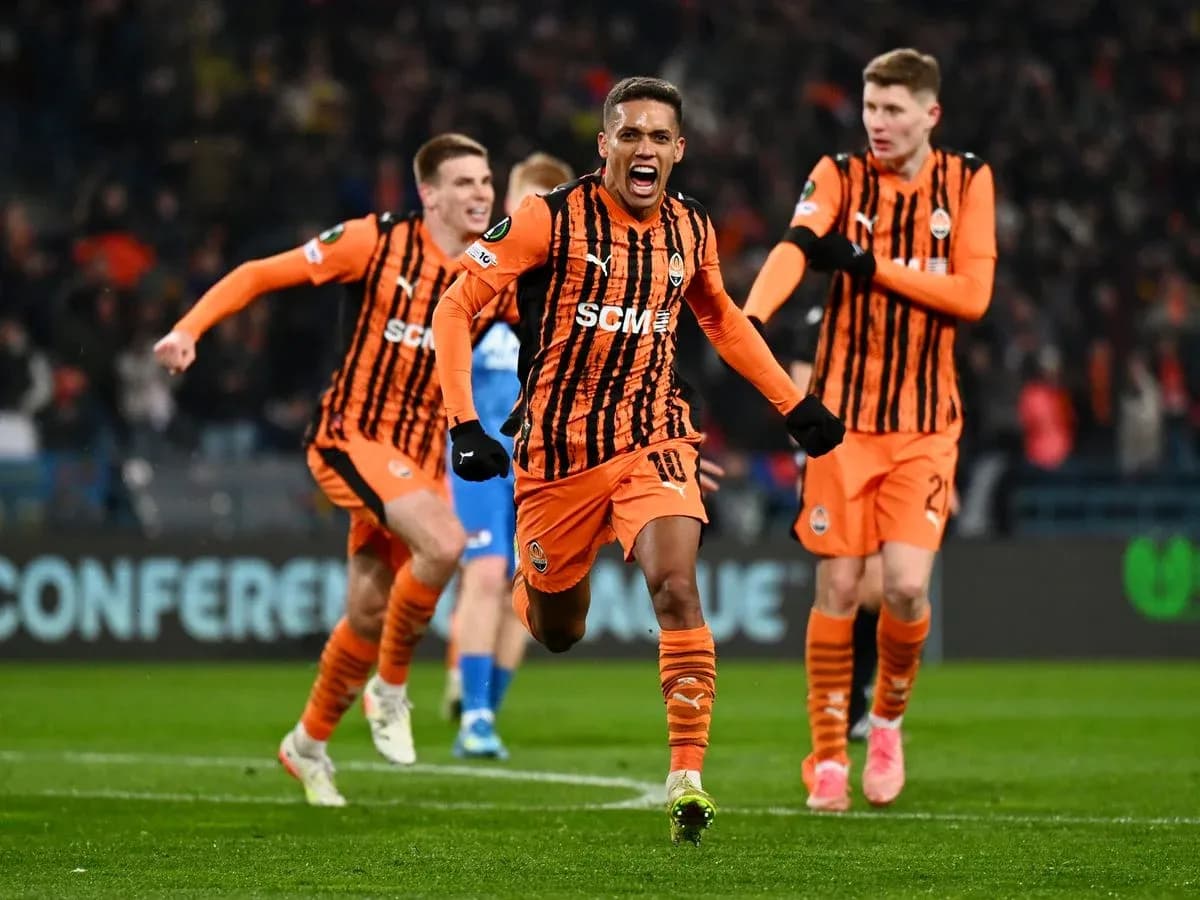 Shakhtar Donetsk players celebrating a goal Shakhtar Donetsk players celebrating a goal