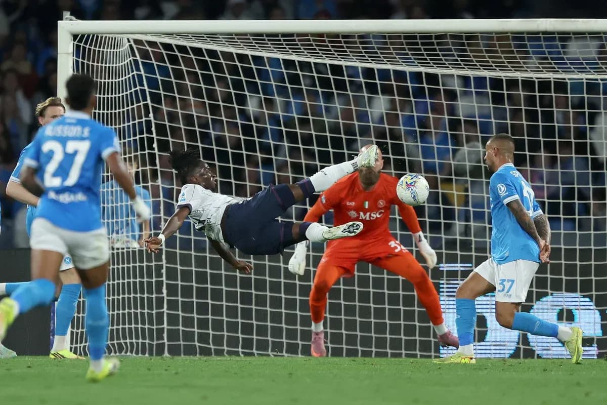 Player attempting bicycle kick against Bologna Player attempting bicycle kick against Bologna
