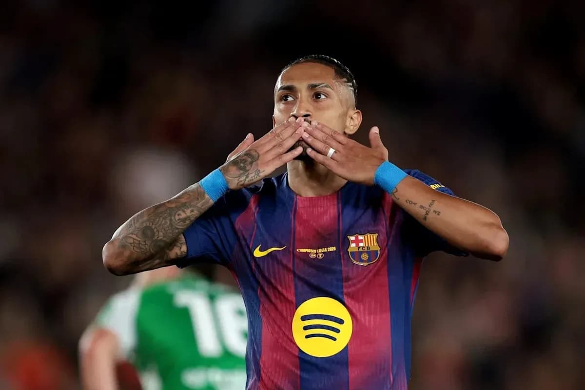 Barcelona player celebrating with kiss gesture Barcelona player celebrating with kiss gesture
