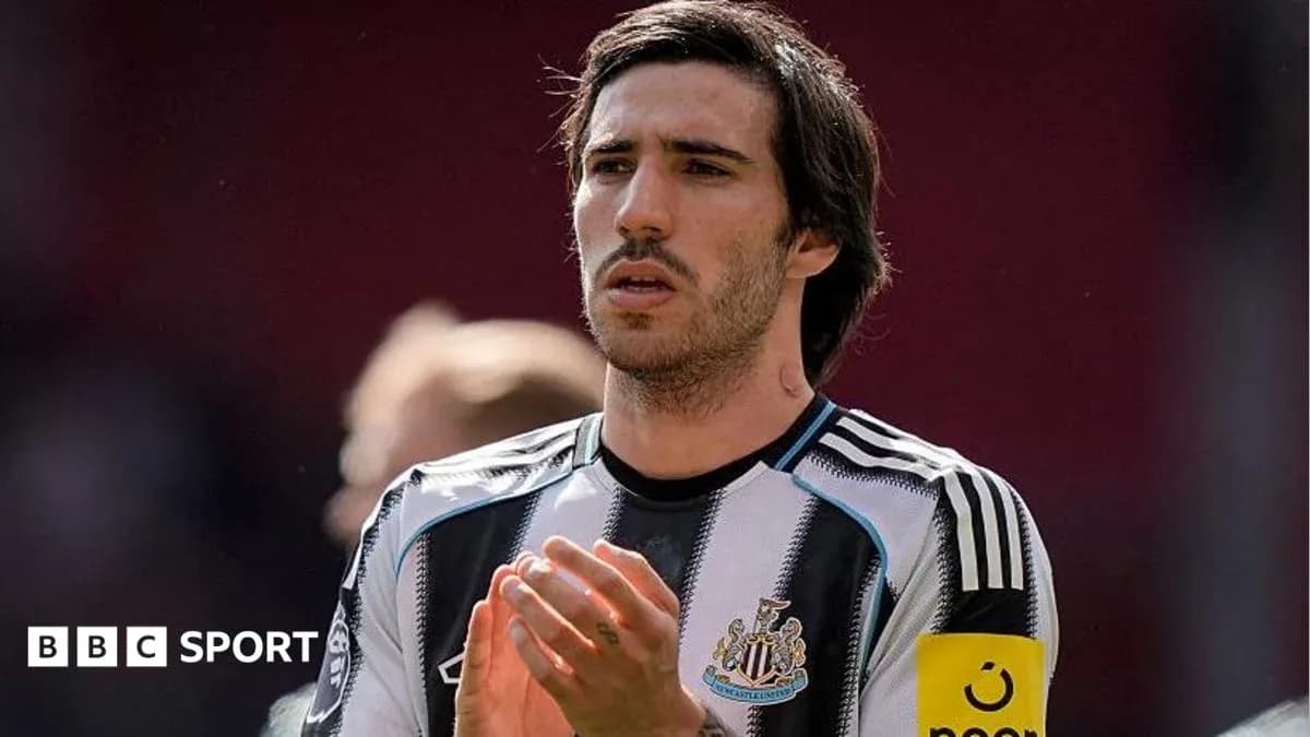 Player applauding fans wearing Newcastle United jersey Player applauding fans wearing Newcastle United jersey