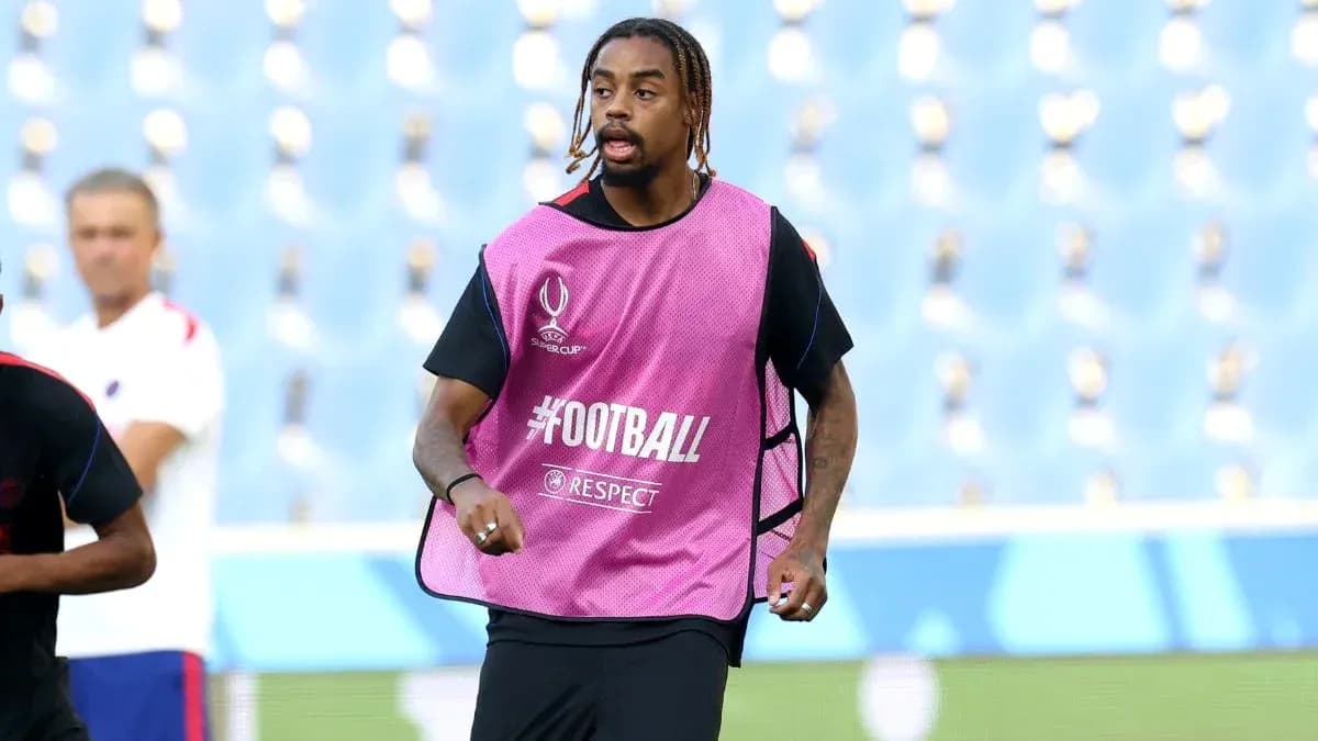 Player training in pink bib during warm-up session Player training in pink bib during warm-up session