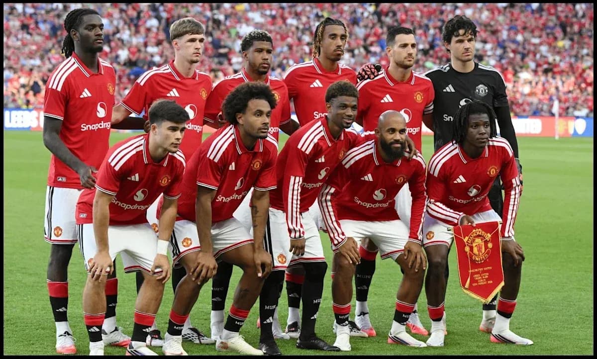 Manchester United team posing before a match Manchester United team posing before a match
