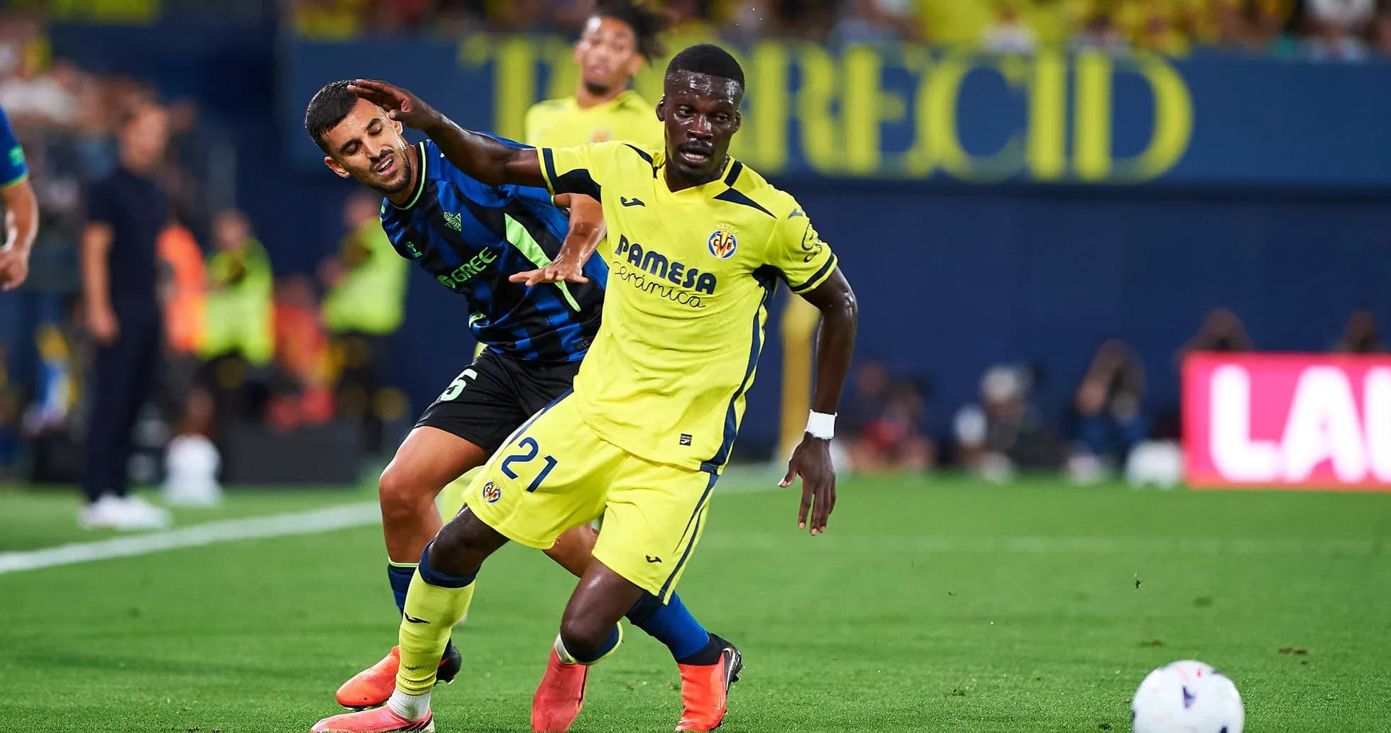 Player in yellow being challenged by opponent in blue Player in yellow being challenged by opponent in blue