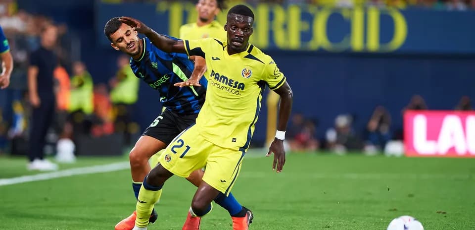 Player in yellow being challenged by opponent in blue Player in yellow being challenged by opponent in blue