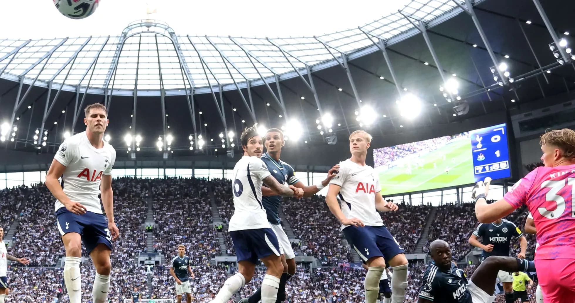 Players contesting a ball during Tottenham vs Newcastle Players contesting a ball during Tottenham vs Newcastle
