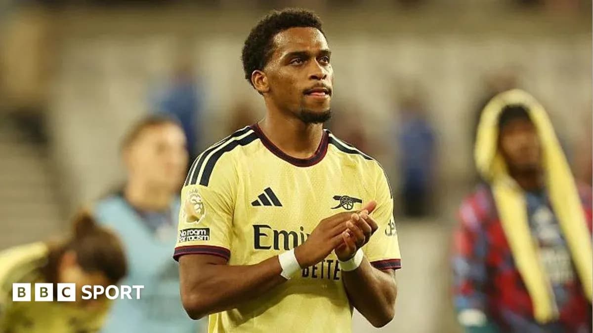 Player clapping in Arsenal jersey after match Player clapping in Arsenal jersey after match