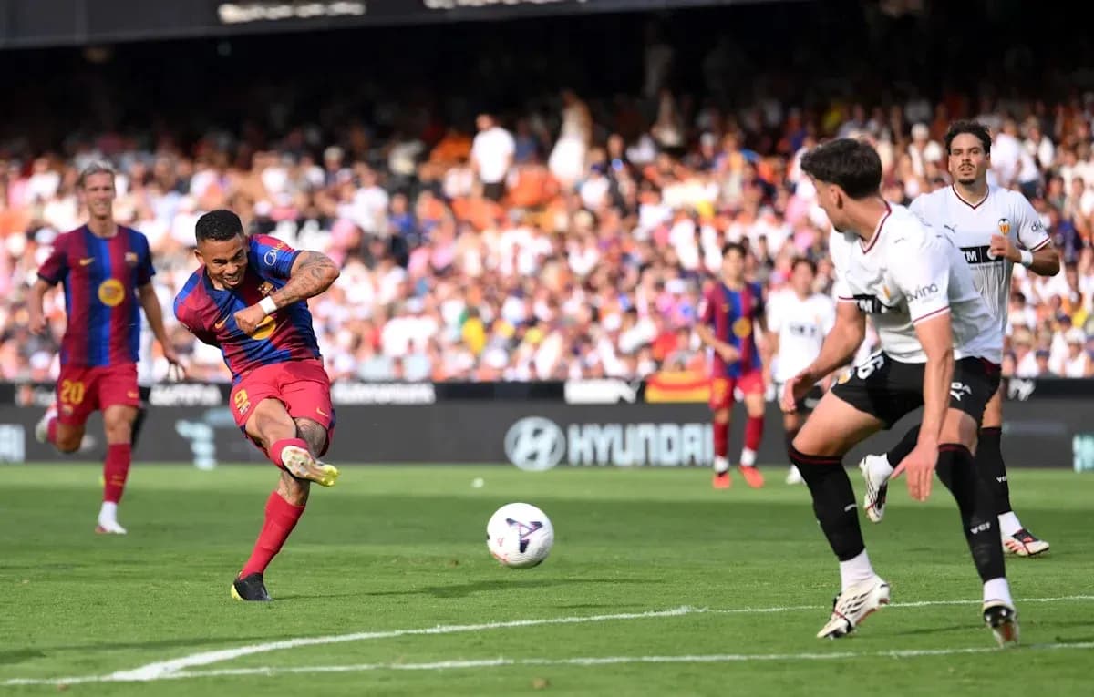 Player shooting the ball during Barcelona vs Valencia match Player shooting the ball during Barcelona vs Valencia match