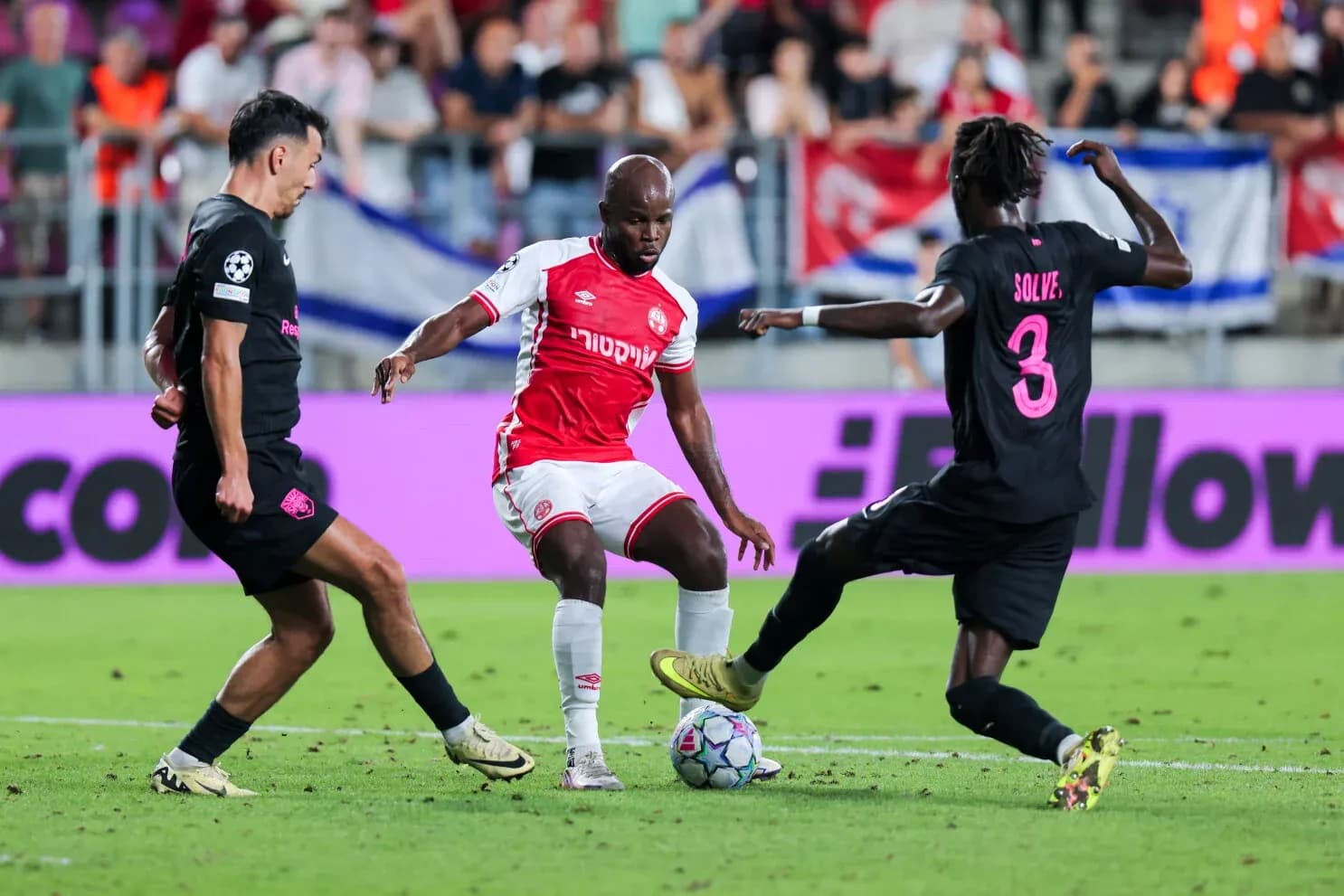 Players competing for the ball during match Players competing for the ball during match