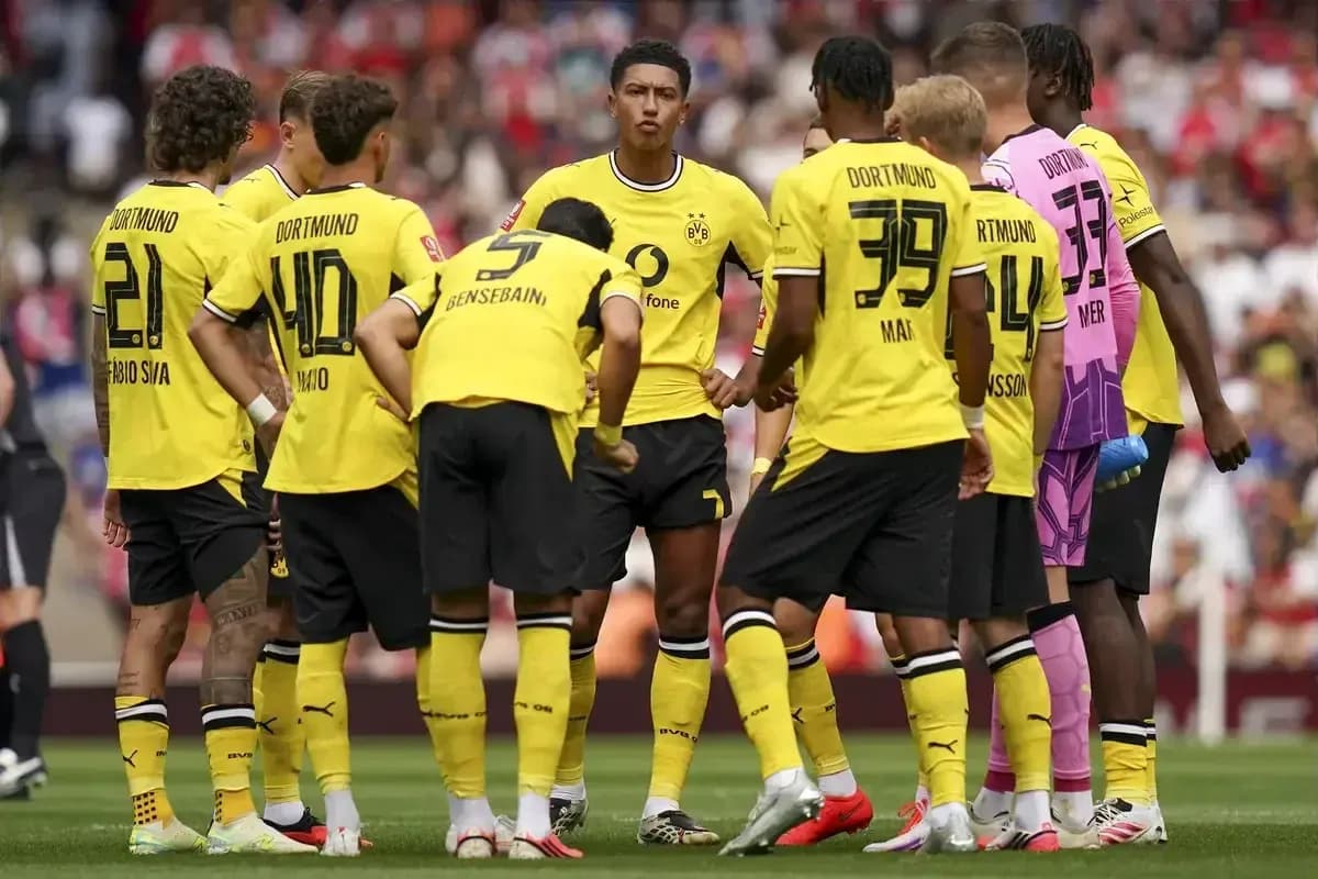 Borussia Dortmund players in huddle during match Borussia Dortmund players in huddle during match