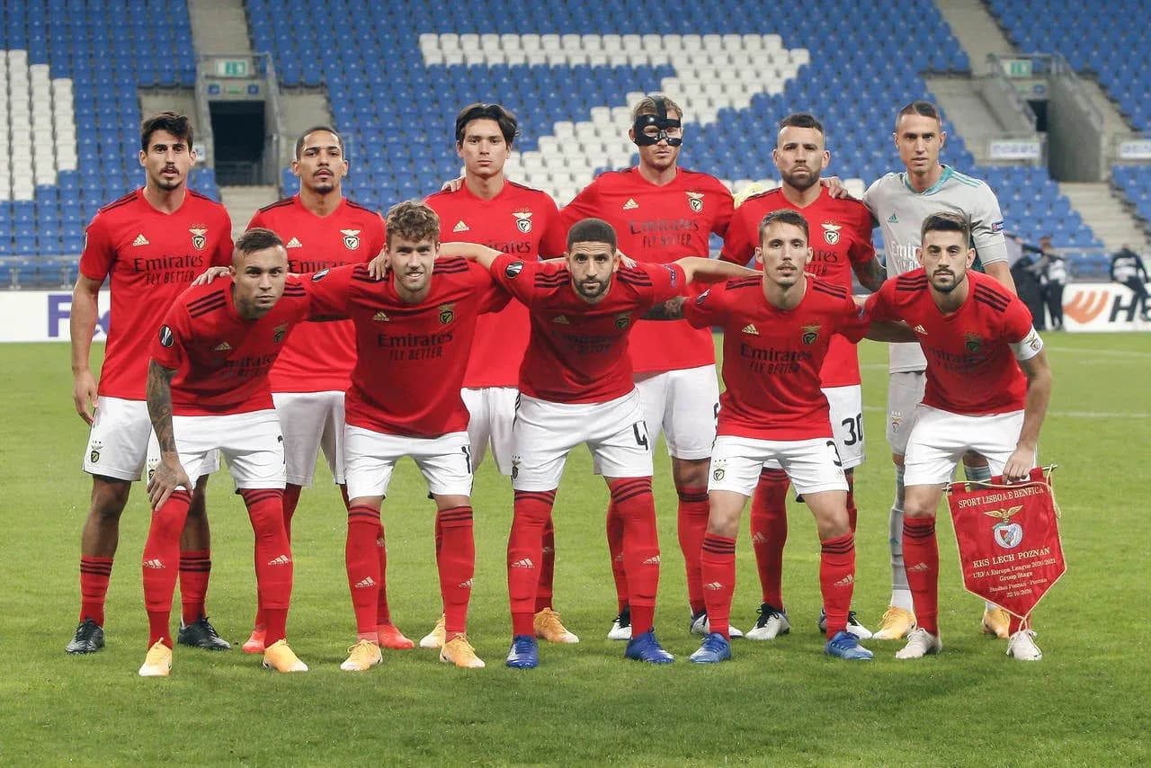 Benfica team posing before Europa League match Benfica team posing before Europa League match
