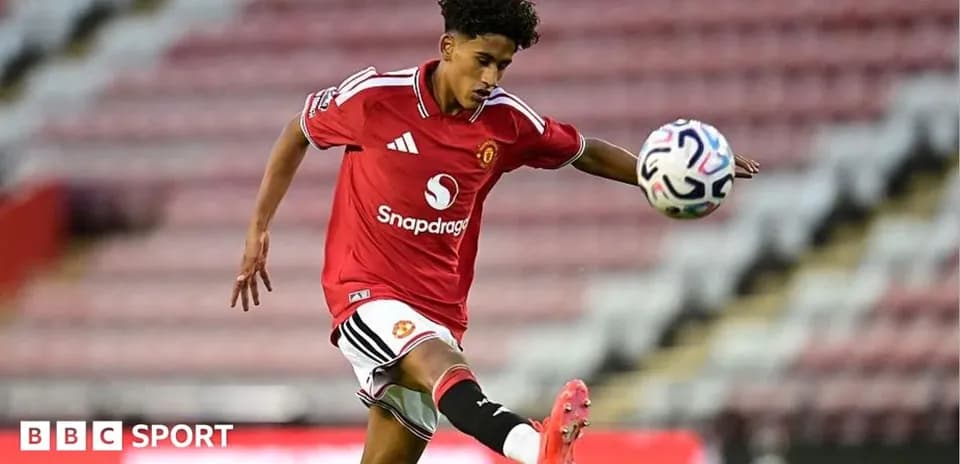 Player in Manchester United kit kicking a soccer ball Player in Manchester United kit kicking a soccer ball