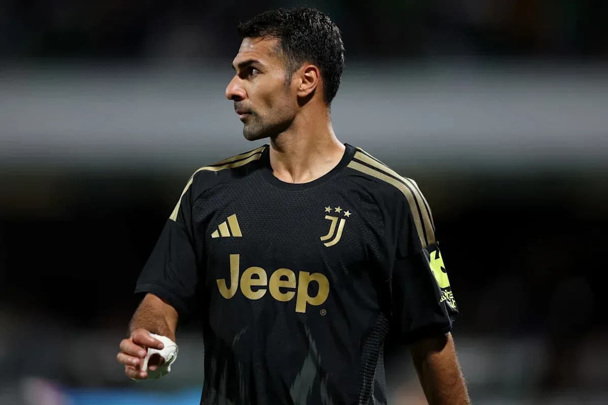 Goalkeeper wearing Juventus jersey during match Goalkeeper wearing Juventus jersey during match